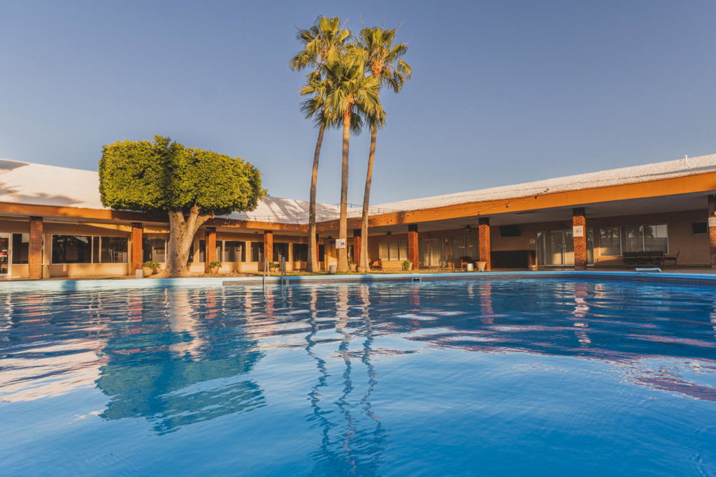 Alberca El Camino Hotel & Suites