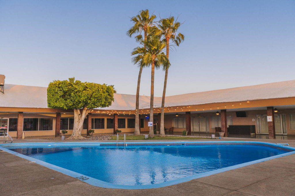 Alberca El Camino Hotel & Suites