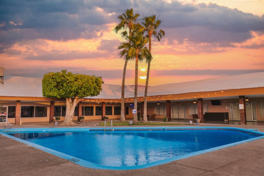 Alberca El Camino Hotel & Suites Caborca Sonora